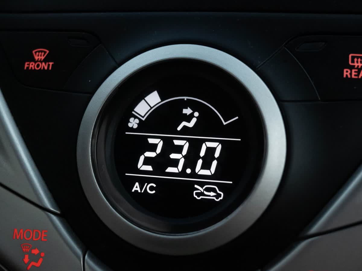 Klimatizace — displej klimatizace v autě, nastaveno 23 °C