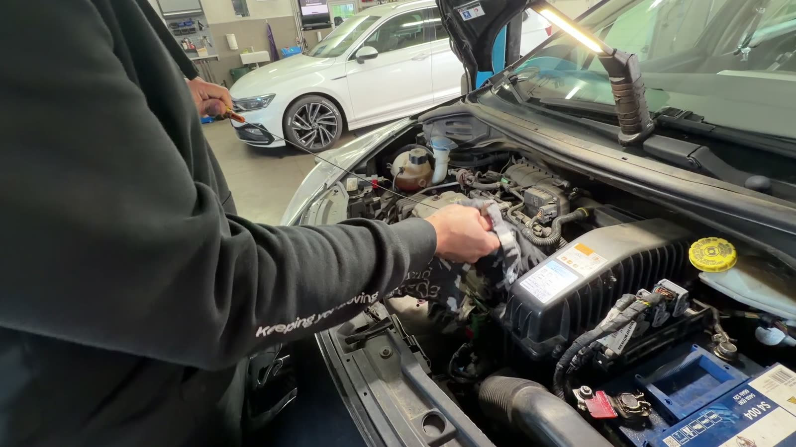 Dílna Hanáček Auto — práce v motorovém prostoru