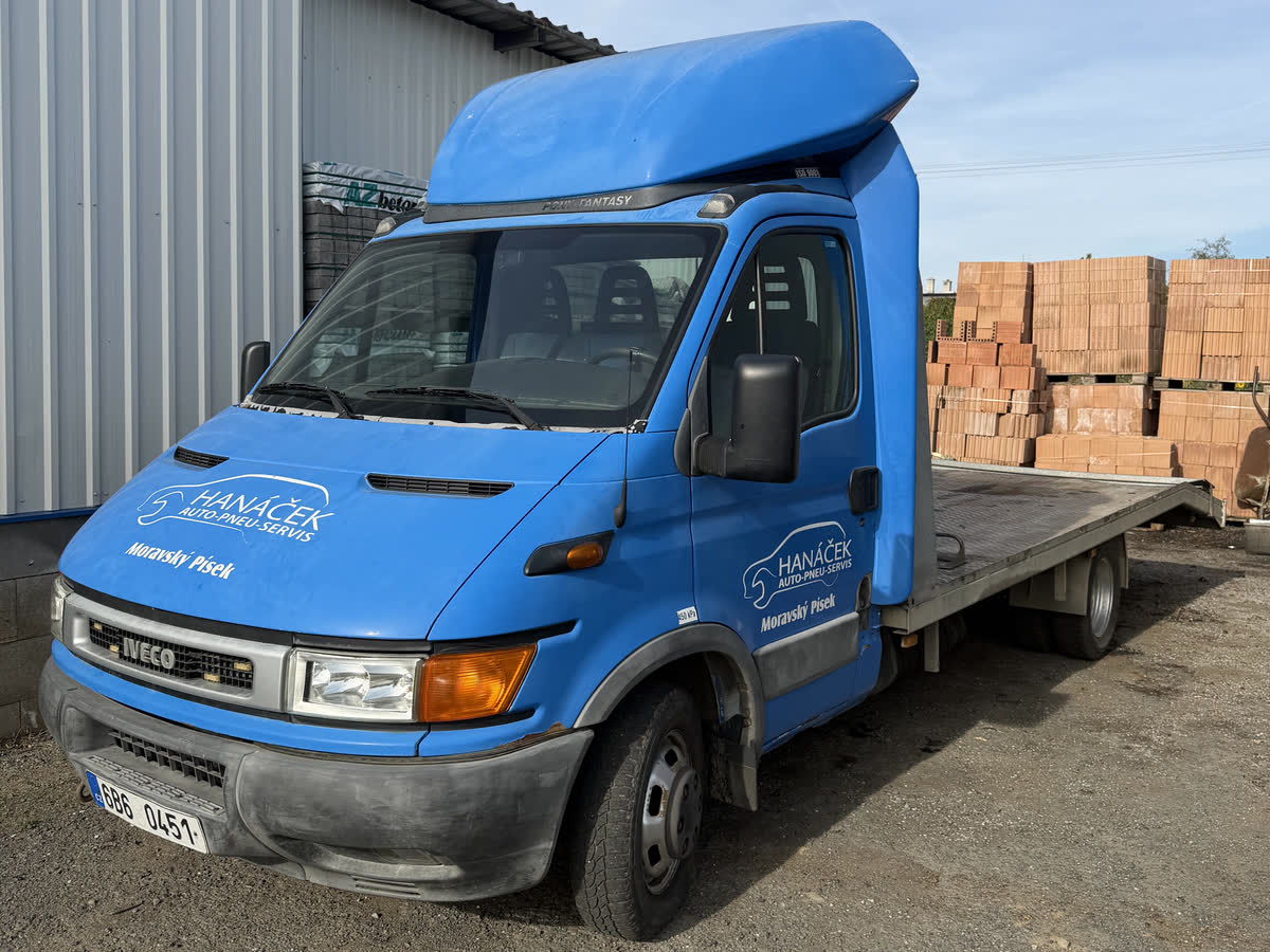 Odtah NONSTOP — modrý odtahový vůz Iveco s logem Hanáček Auto-Pneu-Servis
