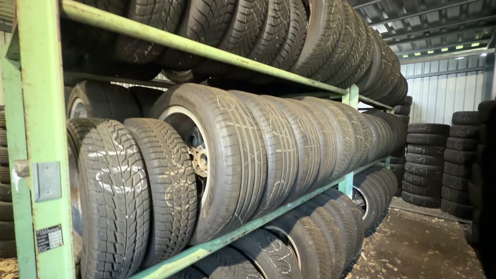 Dílna Hanáček Auto — regál s uskladněnými sadami pneu, popsané sady