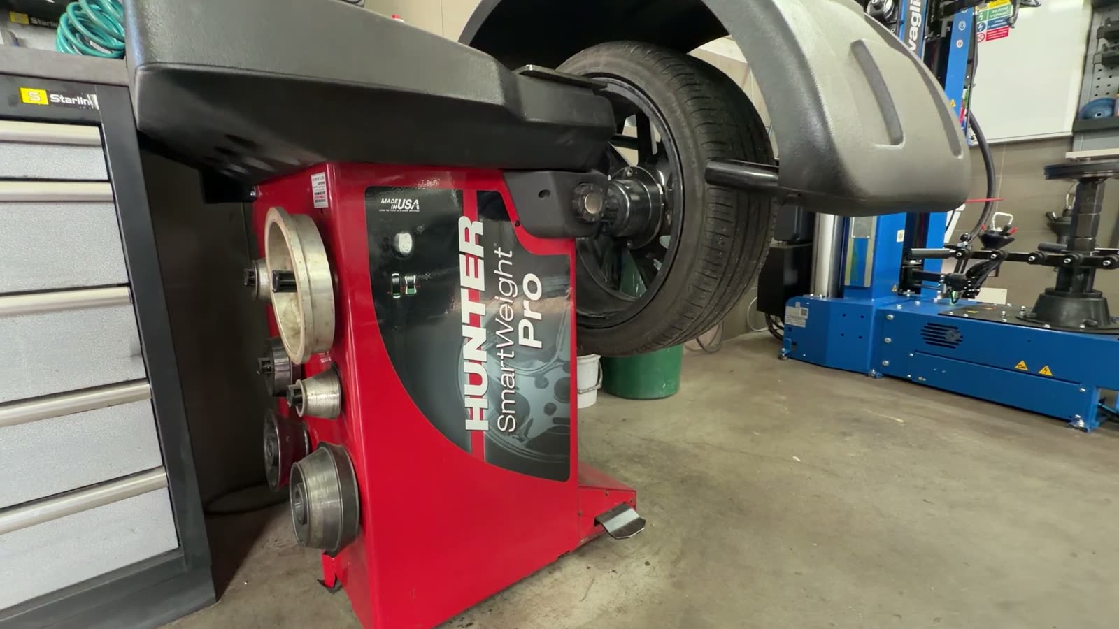 Dílna Hanáček Auto — vyvažovačka s nasazeným kolem